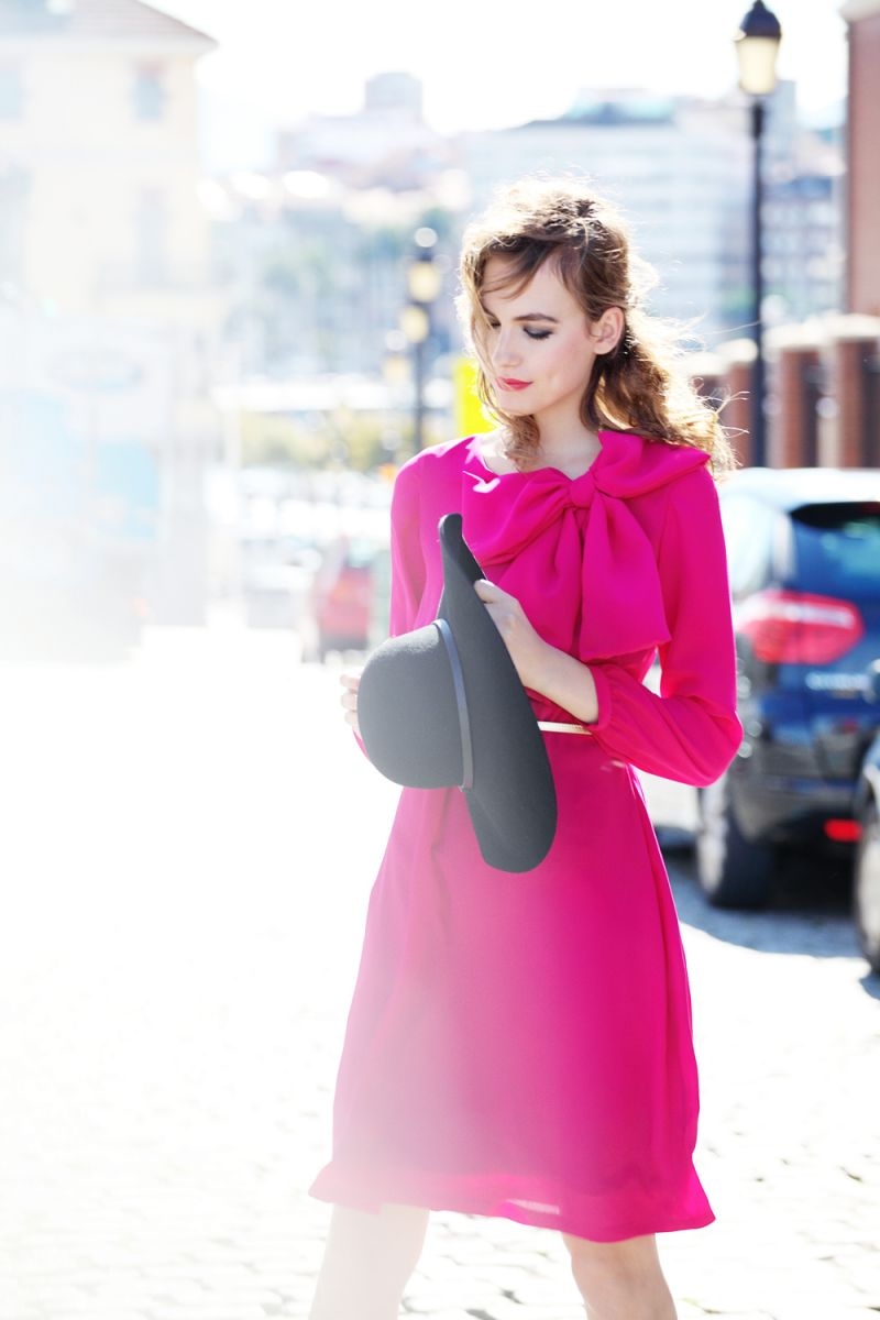 vestido corto de fiesta rosa fucsia con lazo en hombro para bautizo, coctel y evento