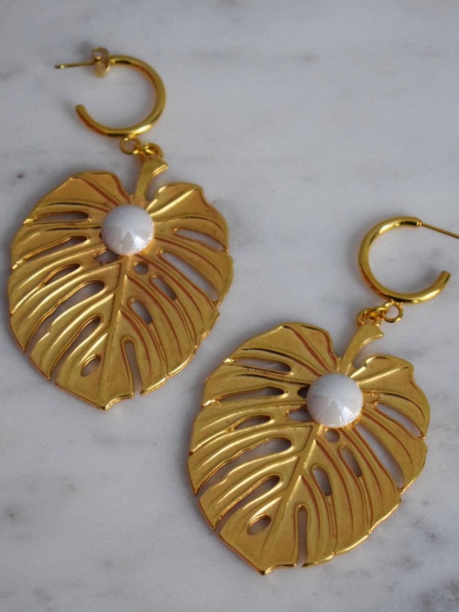 pendientes de fiesta en forma de hoja en color dorado con media perla blanca para invitadas apparentia