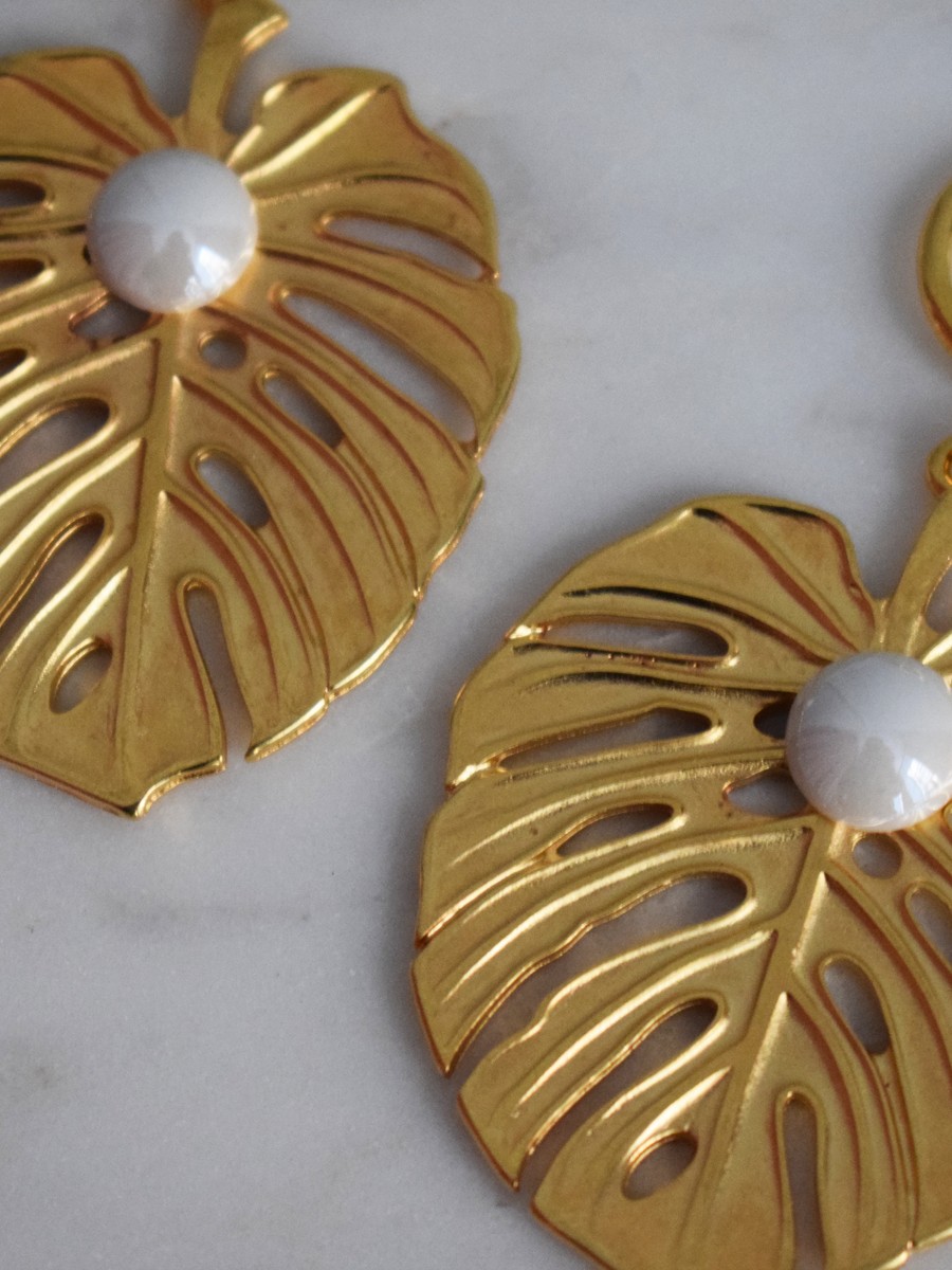 preciosos pendientes dorados con forma de hoja y media perla de color blanco para invitadas a fiestas apparentia