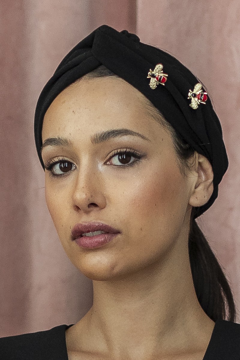 precioso turbante de terciopelo negro con aplicaciones de insectos rojos y dorados para invitadas eventos fiestas bautizos comuniones bodas ocasiones especiales nochevieja madrinas apparentia