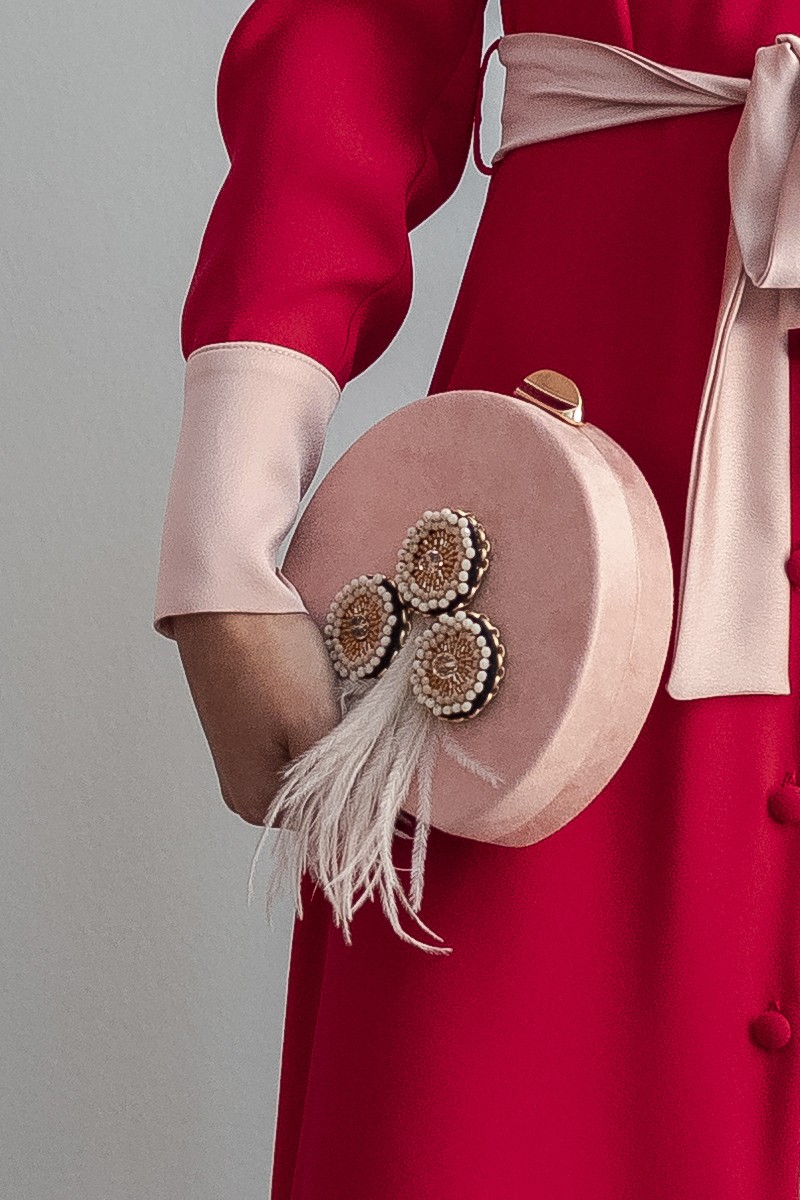 bolso de fiesta de ante en color rosa con piedras y plumas para eventos fiestas invitadas eventos apparentia