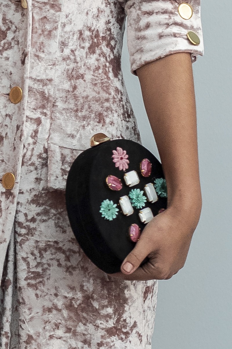 comprar online bolso negro de ante con piedras y flores de terciopelo para invitadas para fiestas y eventos apparentia