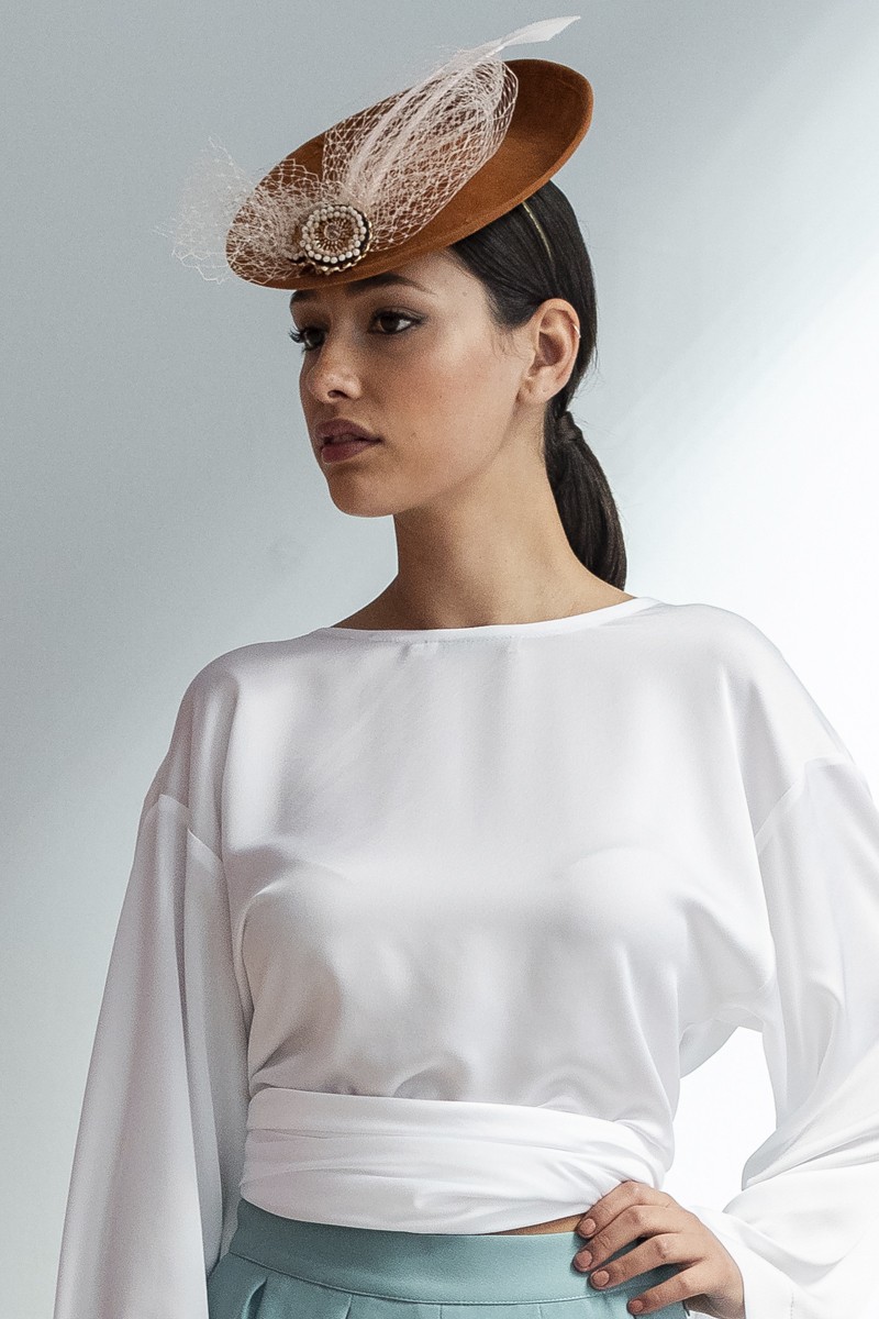 complementos para bodas tocados de ante marrones con plumas para invitadas eventos ocasiones especiales fiestas apparentia