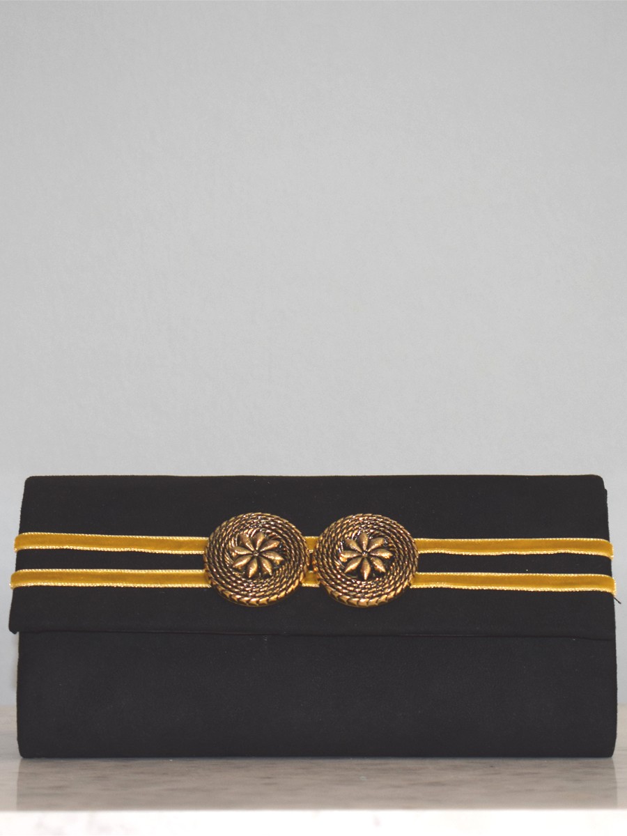bolso rectangular de ante con apliques dorados y negros y cintas de terciopelo mostaza