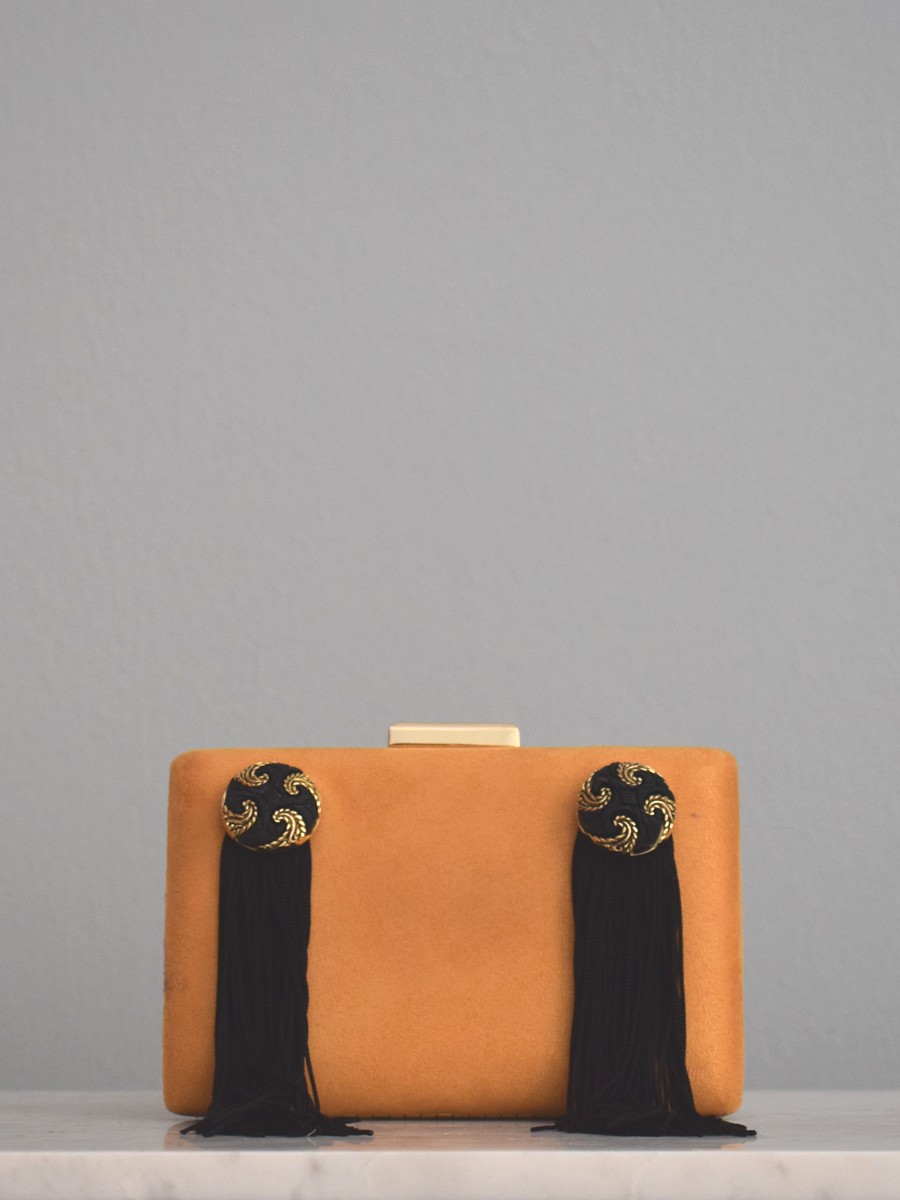 bolso rectangular de ante mostaza con aplicaciones de flecos de color negro eventos fiestas bautizos comuniones bodas 