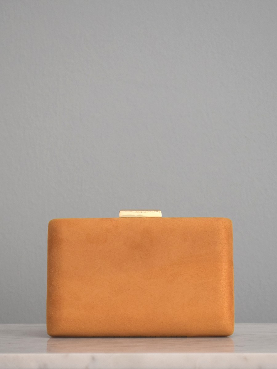 comprar online bolso para invitada de ante de color mostaza con aplicaciones de flecos de color negro