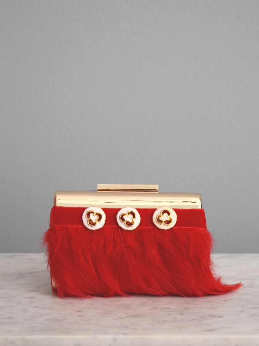 comprar online bolso rectangular de laton dorado con plumas rojas y apliques blancos y dorados