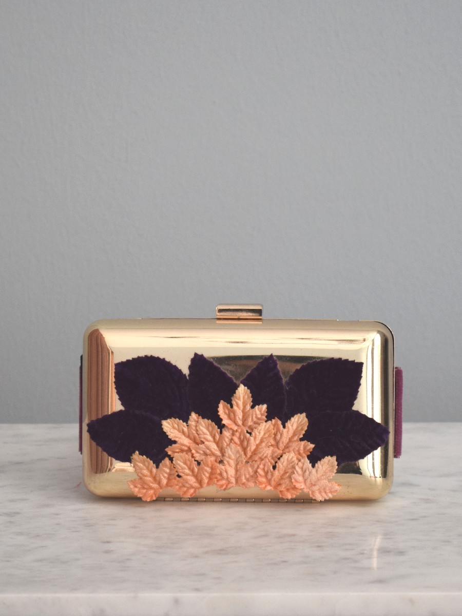 comprar online bolso de laton dorado con hojas de terciopelo moradas y rosas para invitadas eventos fiestas bautizos comuniones bodas apparentia