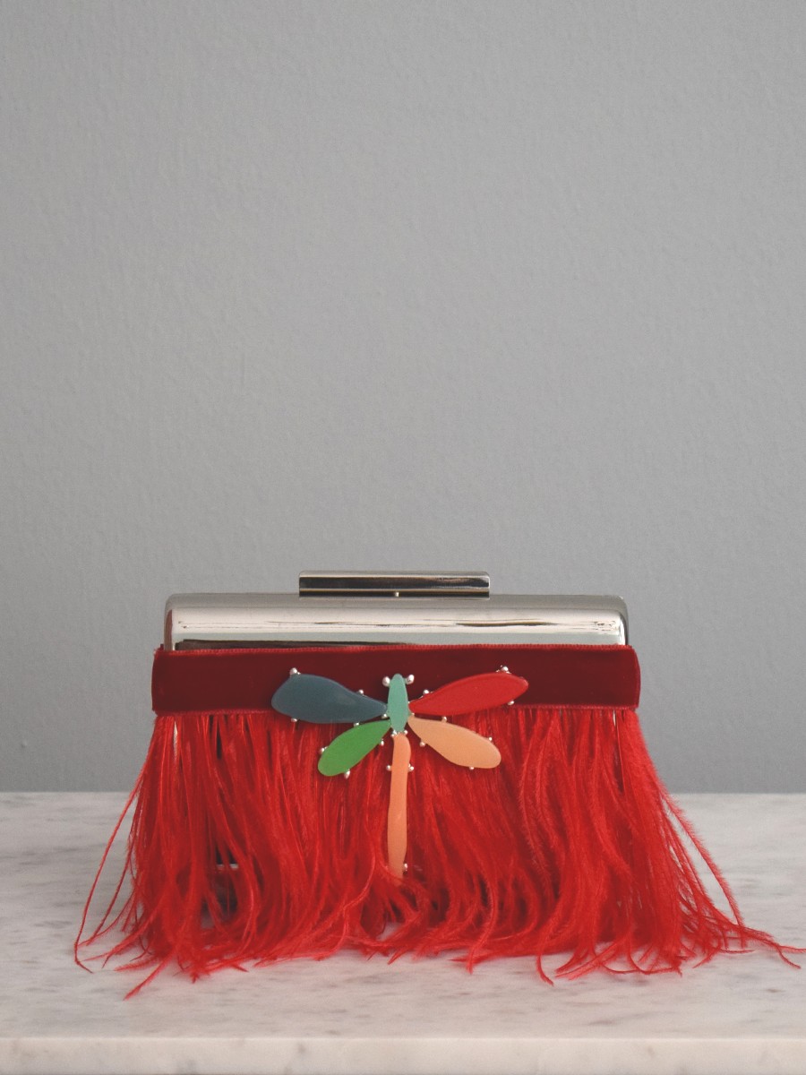 comprar online bolso de laton plateado con joya en forma de insecto plumas rojas y terciopelo rojo para invitadas apparentia