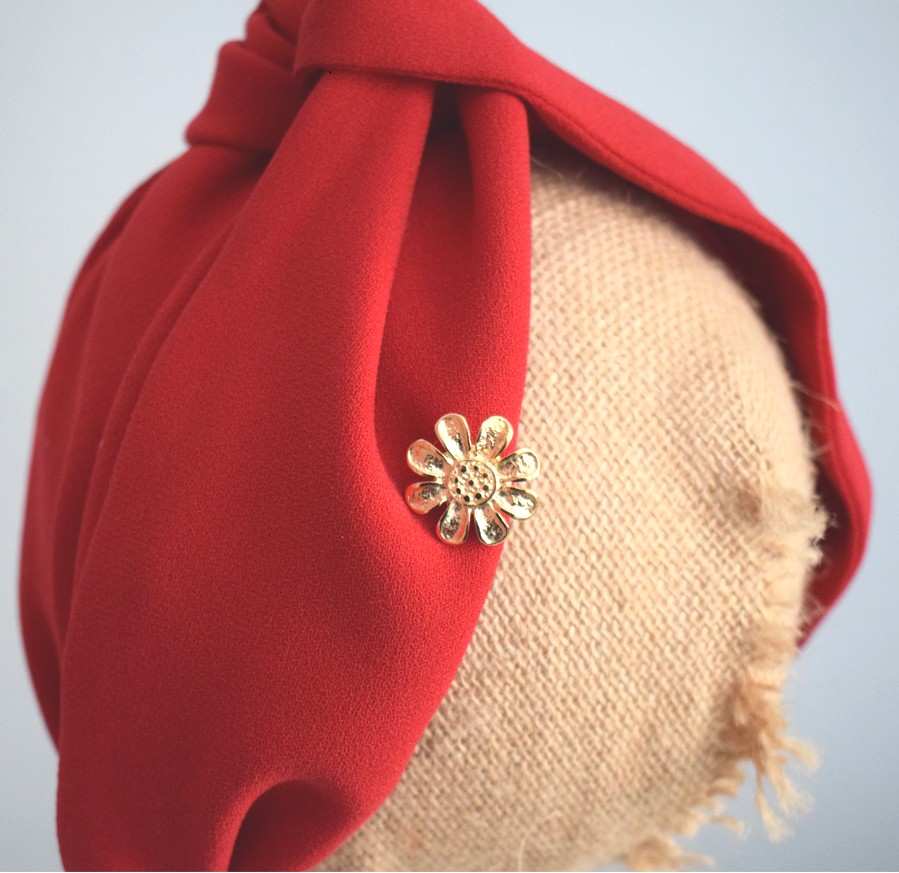precioso turbante de color rojo para invitada fiestas bautizos comuniones bodas ocasiones especiales con flores doradas