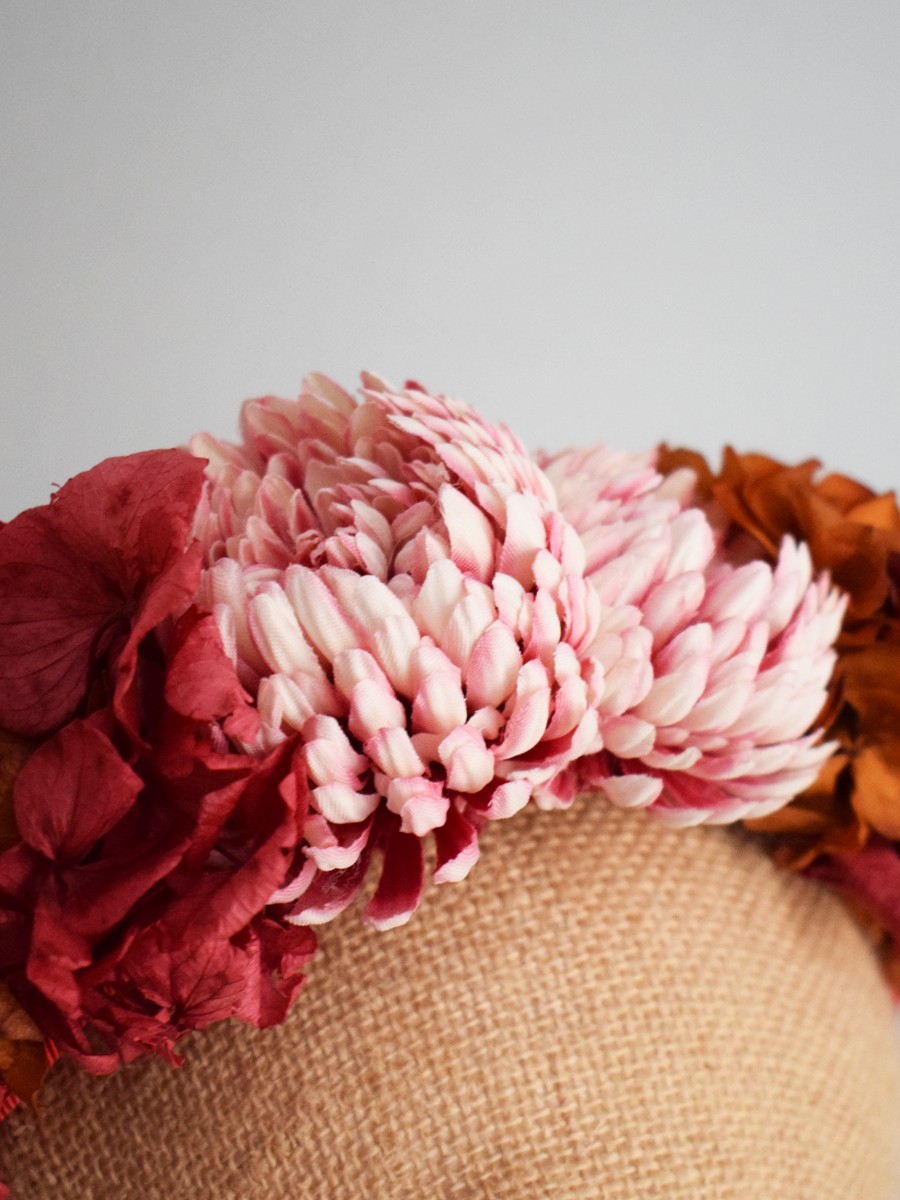 complementos para invitadas diademas granates con flores granates y rosas fiestas eventos ocasiones especiales