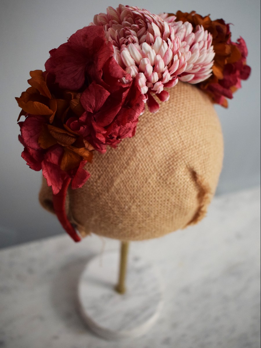 diadema granate con flores granates y rosa palo