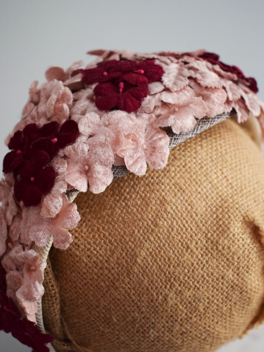 complementos de fiesta para invitadas eventos ocasiones especiales fiestas diadema gris con flores de terciopelo granates y rosa palo apparentia