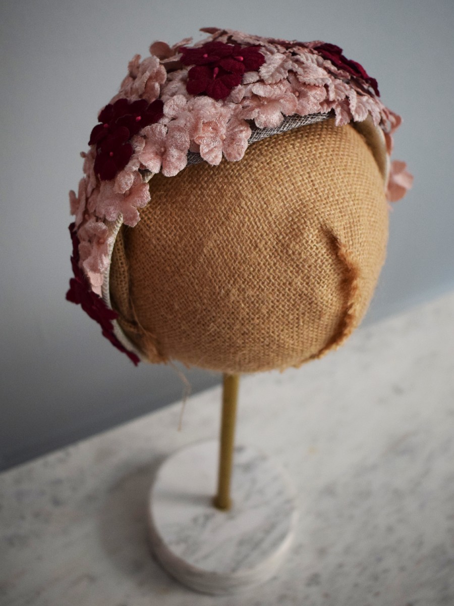 comprar online complementos de fiesta diadema gris con flores de terciopelo en color granate y rosa palo invitadas apparentia