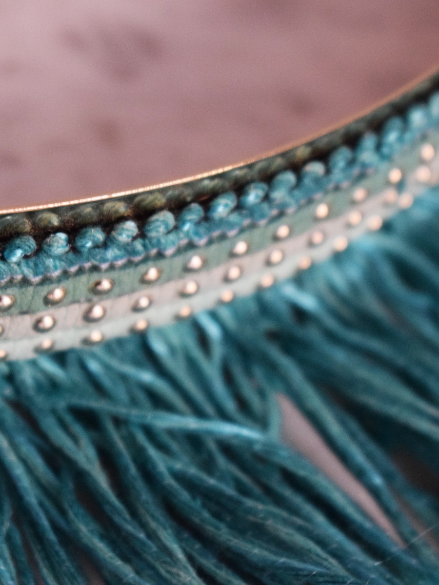 complementos para invitadas cinturon dorado con flecos azules fiestas bautizos comuniones bodas apparentia