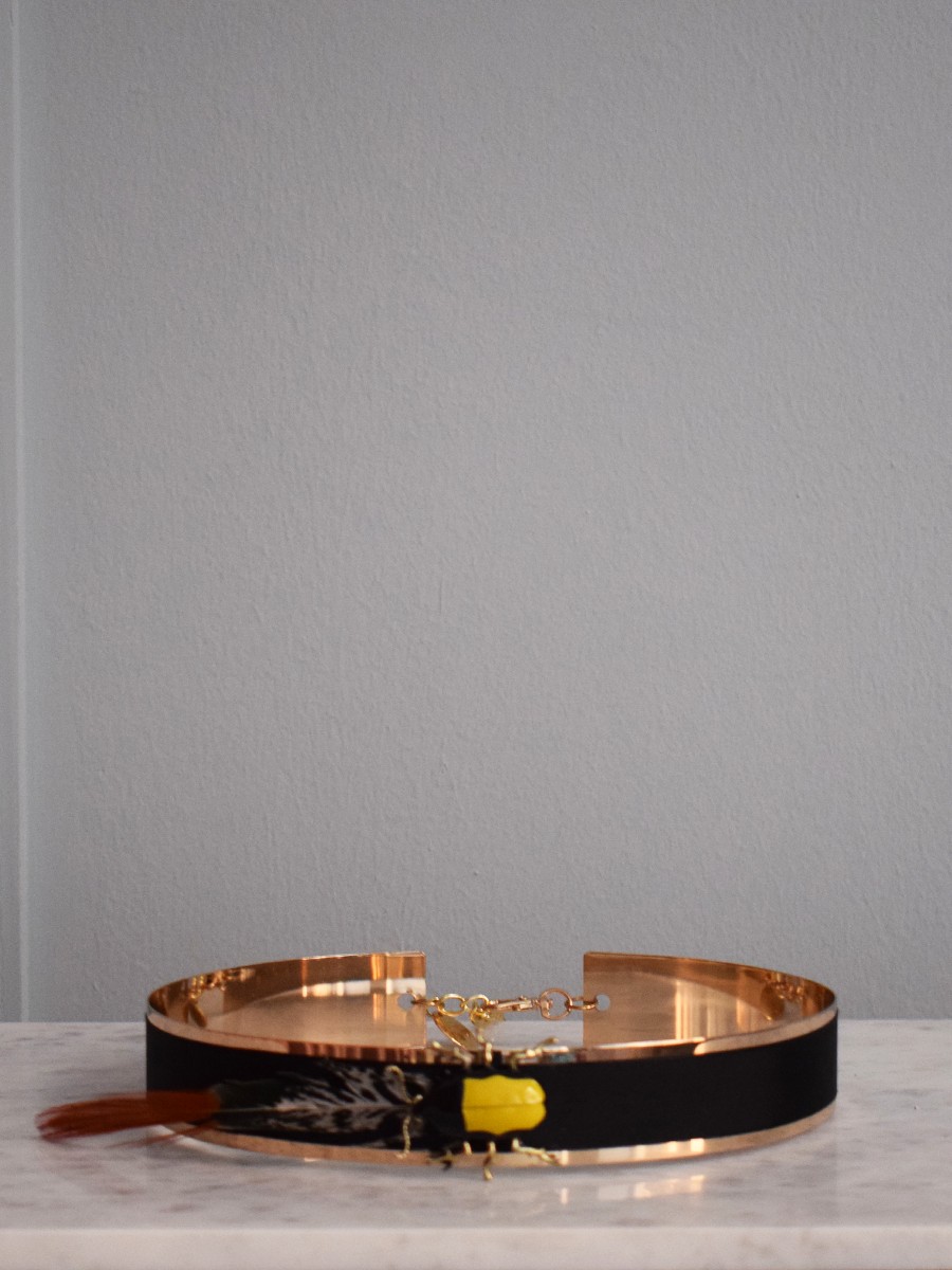 comprar online cinturon dorado para invitadas con tira de terciopelo negro insecto amarillo y pluma apparentia