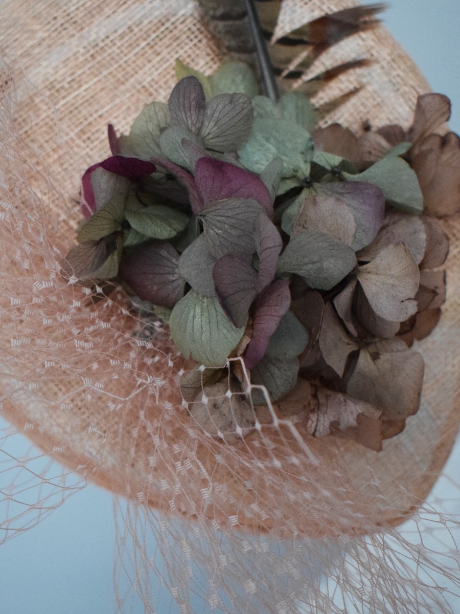 complementos para invitadas tocados rosas con flores red plumas eventos fiestas ocasiones especiales bautizos comuniones bodas nochevieja apparentia