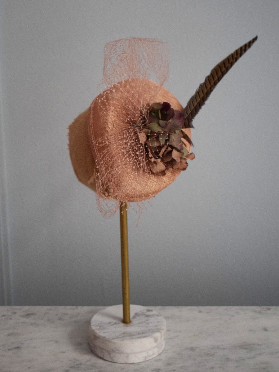 comprar online tocado rosa palo adornado con flores red y pluma para invitadas elegantes apparentia