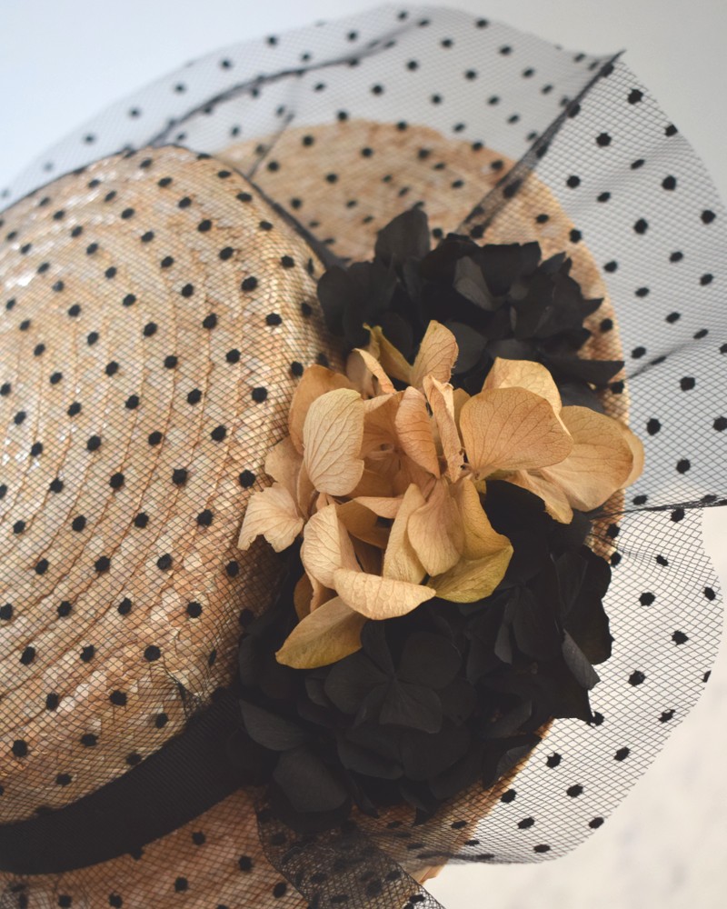 complementos para invitadas canotier rafia natural flores y plumetti negro apparentia