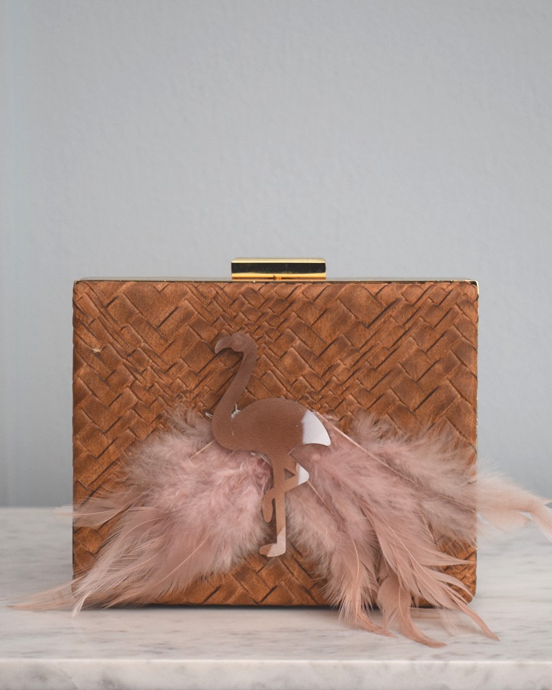 Bolso de fiesta para invitadas marron con flamenco y plumas para eventos fiestas bodas bautizos comuniones
