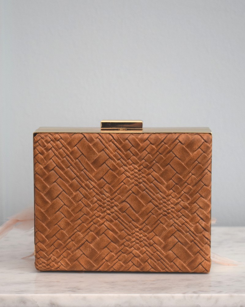 Accesorios para invitadas a eventos fiestas ocasiones especiales marron flamenco y plumas apparentia