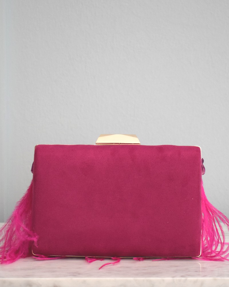 Clutch de fiesta con base fucsia y dorada adornado con insecto y plumas para invitadas elegantes apparentia