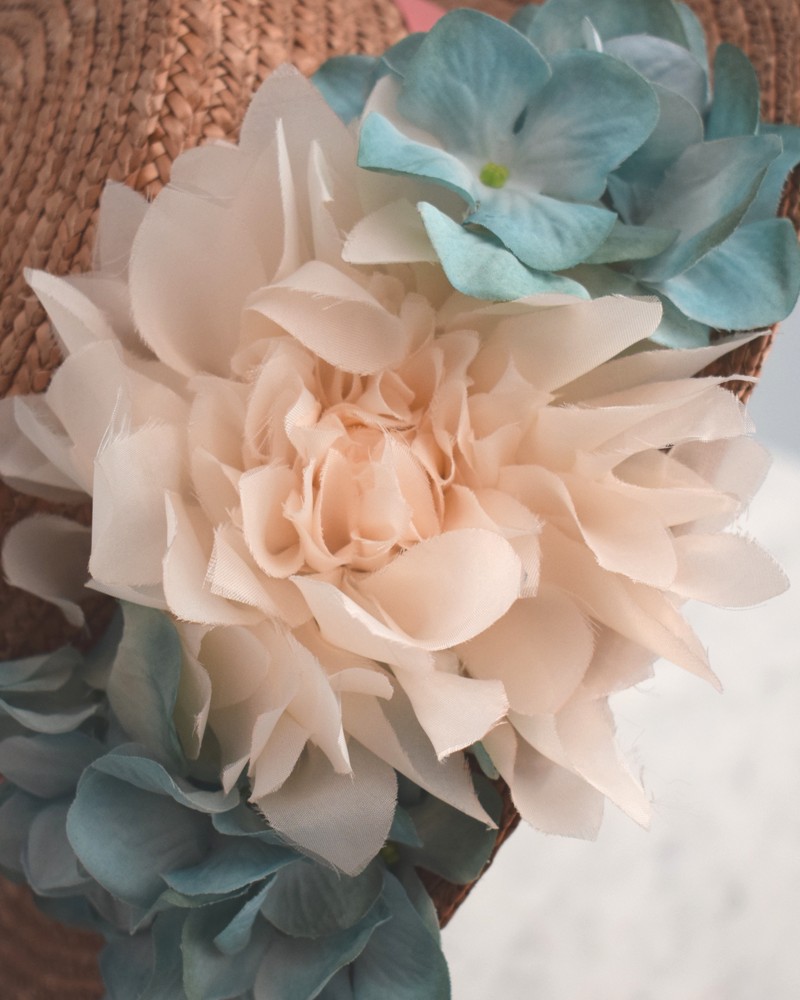 Canotier para invitadas complementos elegantes para bodas rafia natural cinta de terciopelo rosa flores azules apparentia