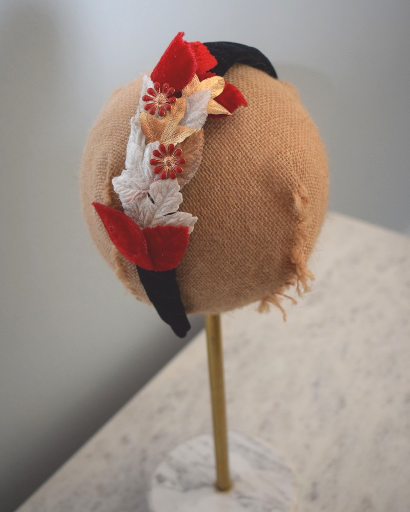 comprar online diadema negra de terciopelo con hojas blancas y rojas y flores rojas apparentia