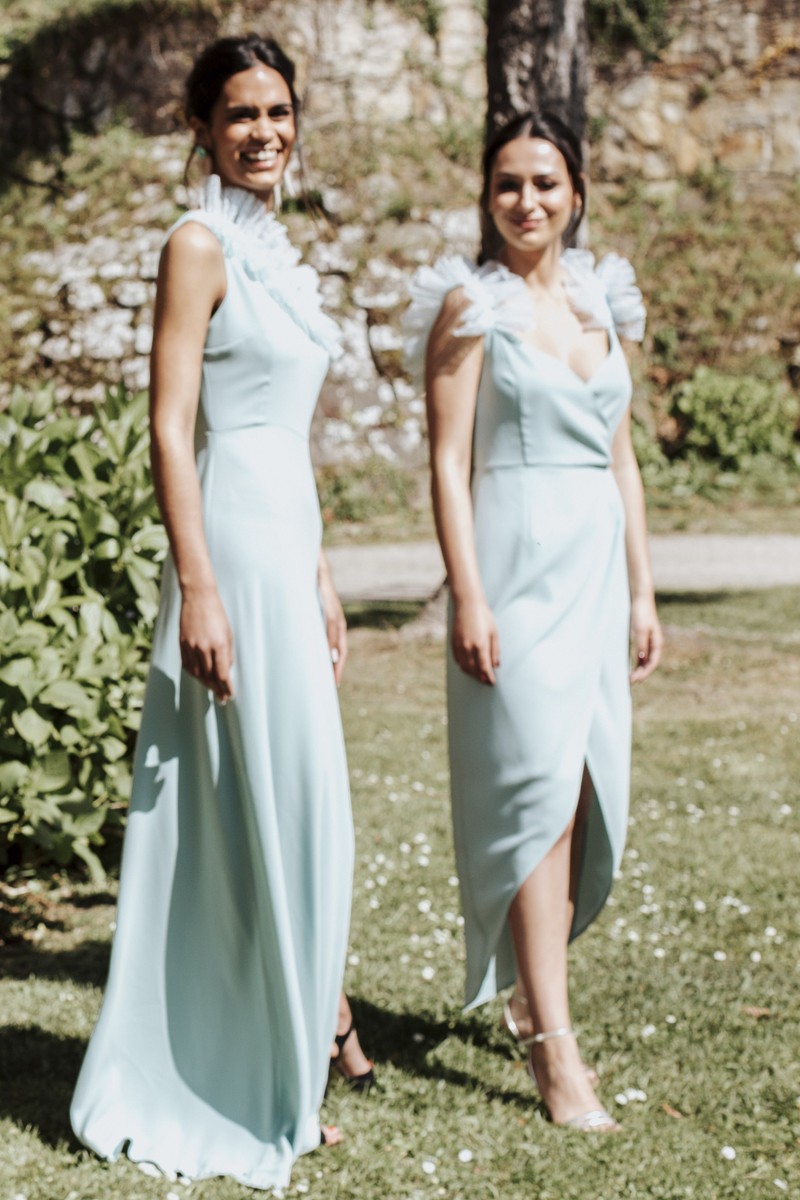 vestidos de fiesta en color aguamarina con volante de plumetti para invitadas a boda, gala, evento