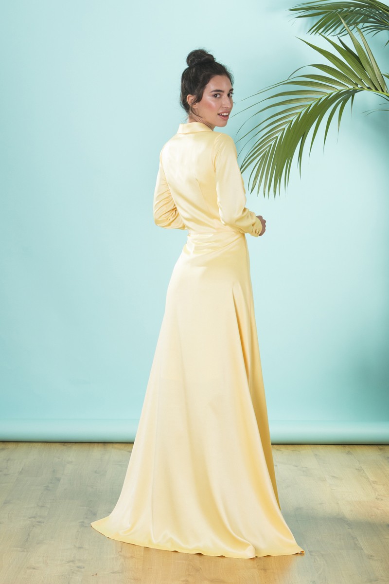 vestido amarillo de boda estilo camisero con cuello esmoquin en saten para invitadas, gala, evento, verano de apparentia