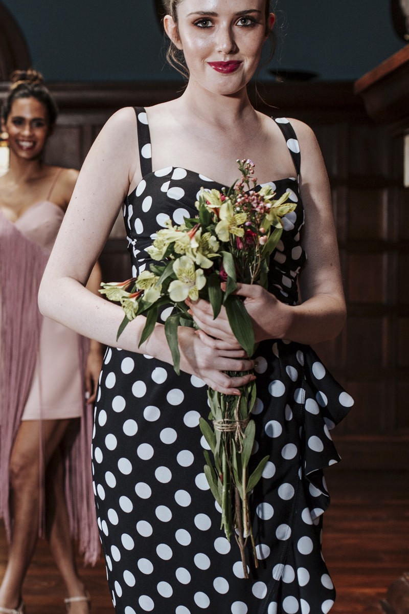 Vestido de lunares midi con cuerpo drapeado y volante en la falda en color negro y blanco para invitadas a boda, bautizo, graduacion, feria de abril, apparentia online