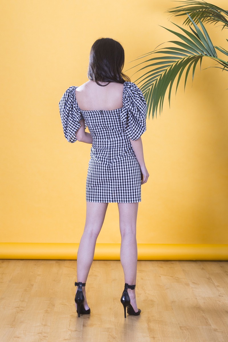 comprar online Vestido corto falda cruzada en cuadro vichy blanco y negro con escote corazon y manga con gran volumen para invitada a fiesta de verano, comunion, bautizo, salir, graduacion