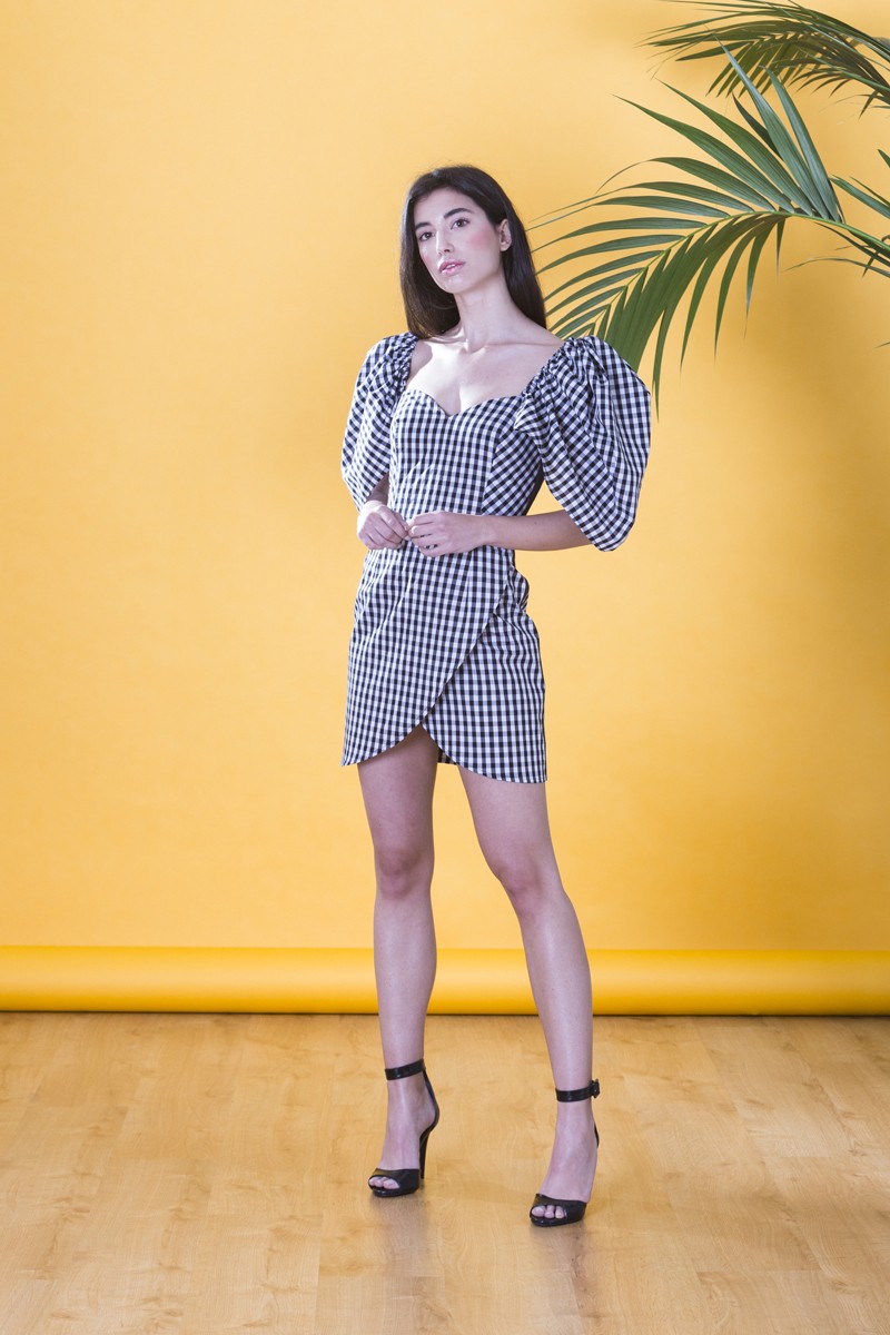 comprar online Vestido corto en cuadro vichy blanco y negro con escote corazon y manga con gran volumen para invitada a fiesta de verano, comunion, bautizo, salir, graduacion online