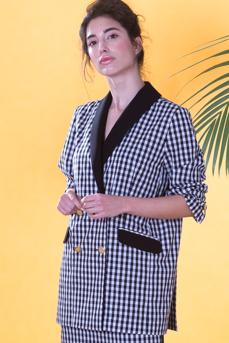 Chaqueta oversize americana blazer en cuadro vichy blanco y negro con cuello y tapetas en crepe negro para invitada a comunion, bautizo, fiesta de verano, para salir