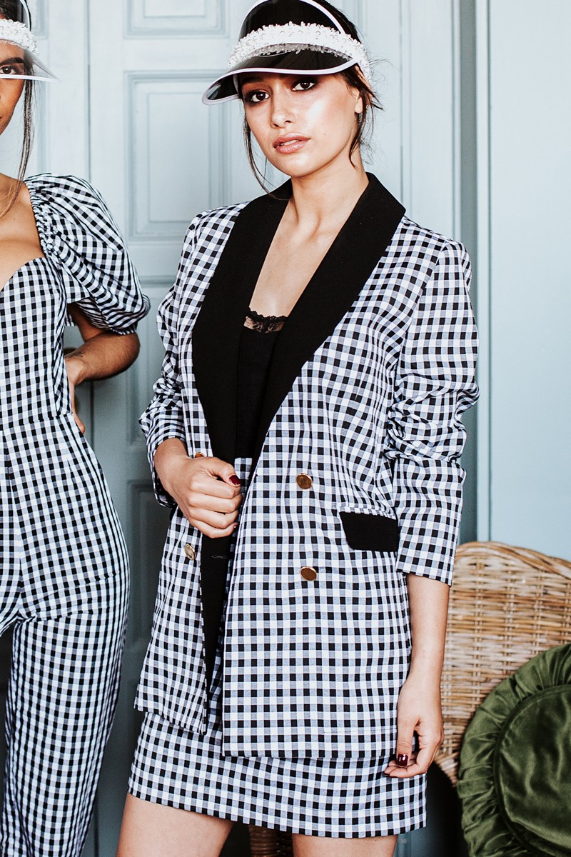 Chaqueta oversize americana blazer en cuadro vichy blanco y negro con cuello y tapetas en crepe negro para invitada a comunion, bautizo, fiesta de verano, para salir online