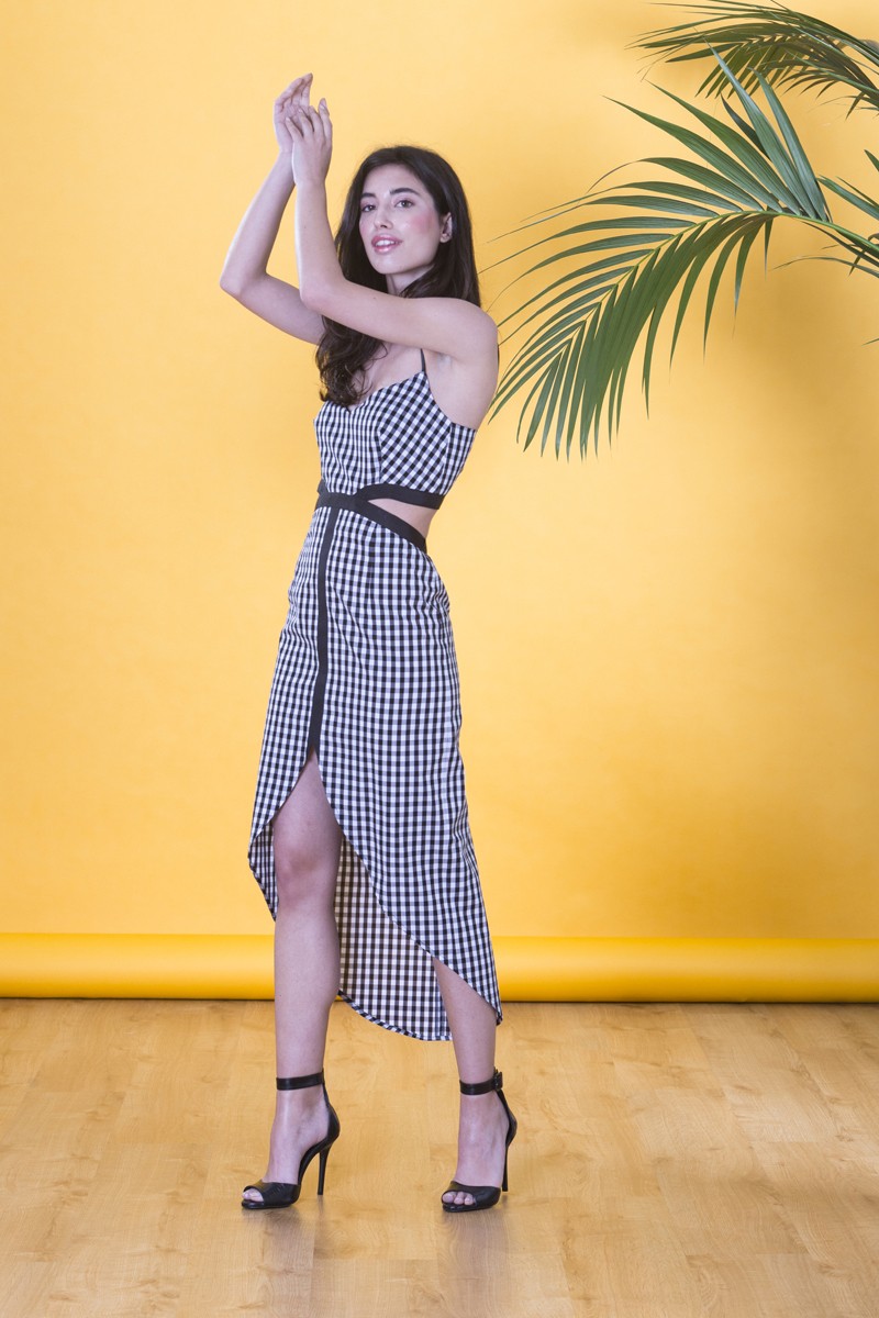 Vestido midi asimetrico con cuerpo con abertura en el abdomen y tirantes, espalda con botones en cuadro vichy blanco y negro para comunion, bautizo, graduacion, fiesta, salir, verano