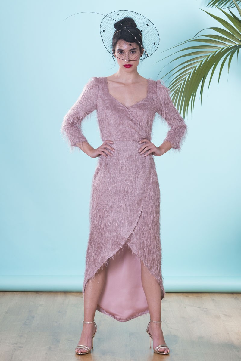 comprar online vestido de invitada midi cruzado de manga larga con tejido rosa palo con flecos para boda, bautizo, comunion, apparentia