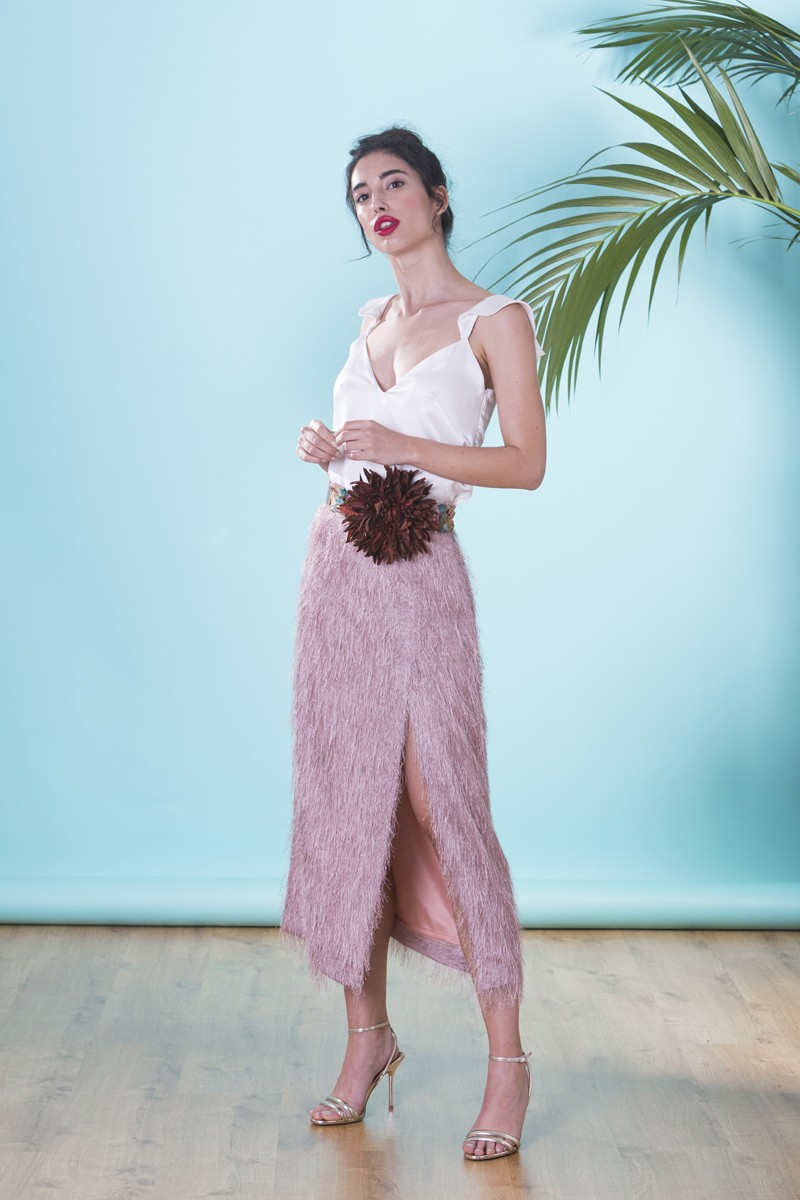 falda midi rosa empolvado con tejido de flecos con brillo y abertura para invitadas a boda de dia, bautizo, comunion, coctel, evento de verano