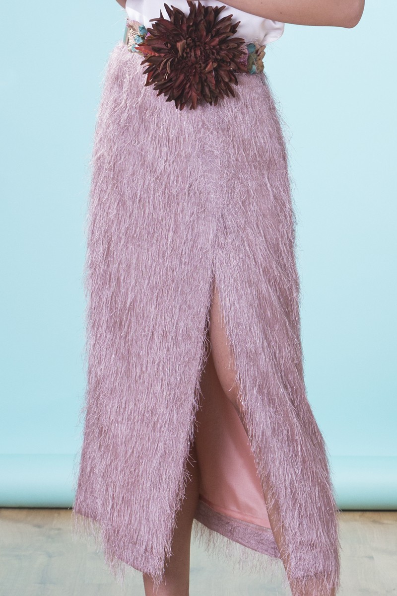 falda midi rosa palo con tejido de flecos con brillo y abertura para invitadas a boda de dia, bautizo, comunion, graduacion, coctel, evento de verano