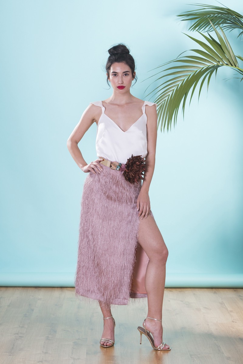 falda midi nude para boda con tejido de flecos con brillo y abertura para invitadas a bautizo, comunion, coctel, evento de verano