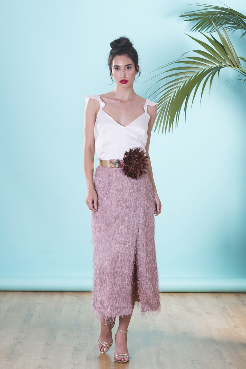 comprar online falda midi rosa palo con tejido de flecos con brillo y abertura para invitadas a boda de dia, bautizo, comunion, coctel, evento de verano