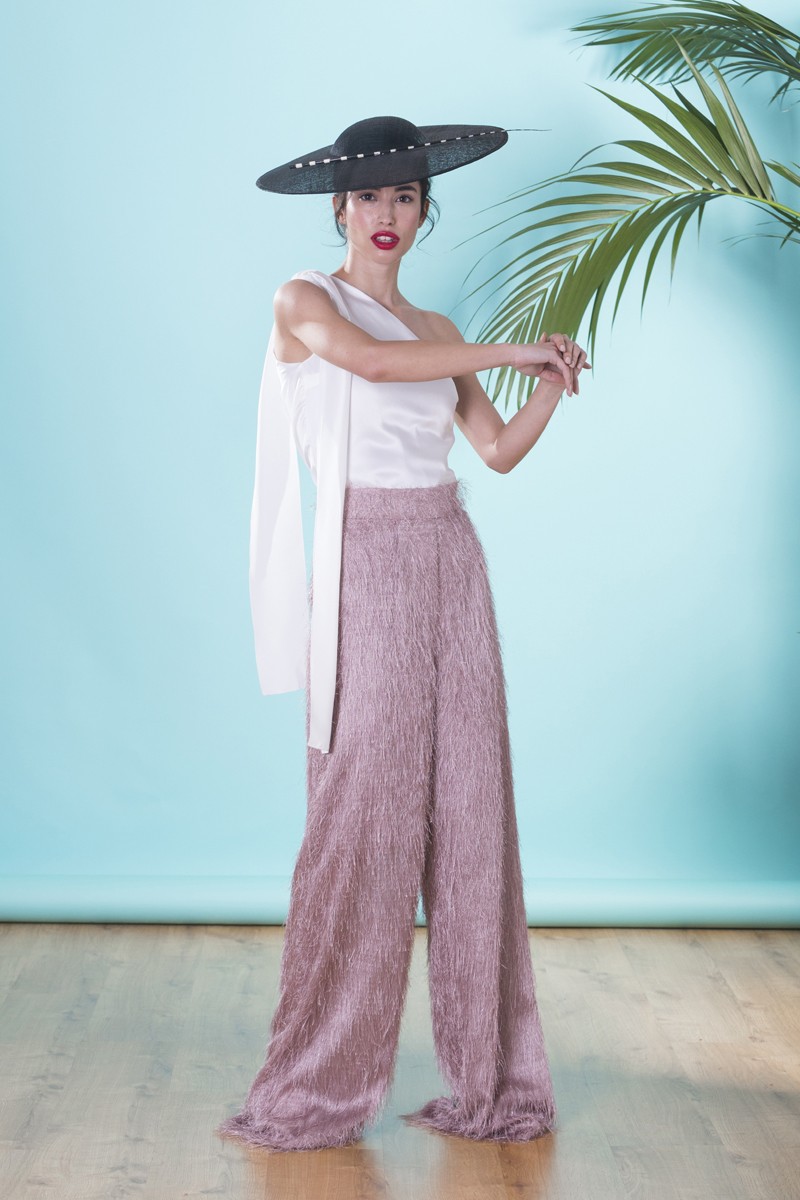 conjunto de pantalones de vestir para bodas en color rosa palo con tejido de flecos finos online con top blanco