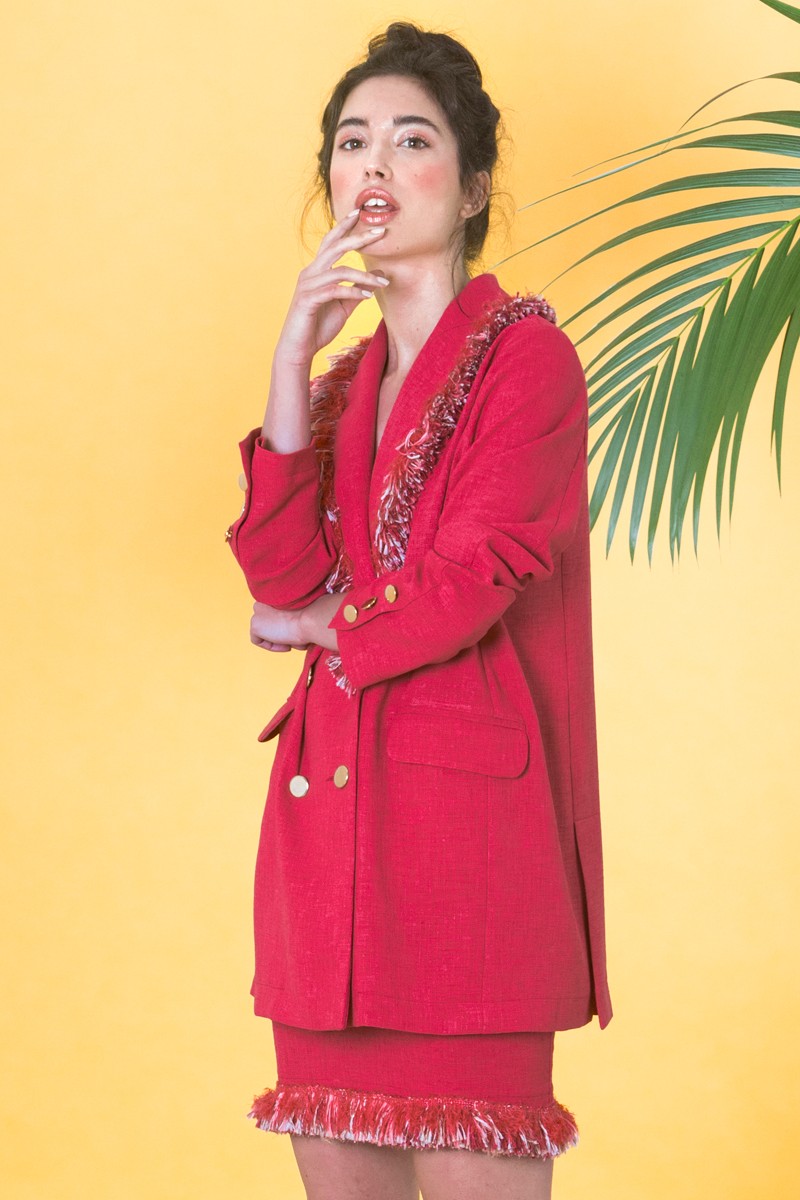 comprar online americana  chaqueta traje confeccionada en rafia de  color fresa para invitadas con flecos ropa de fiesta apparentia