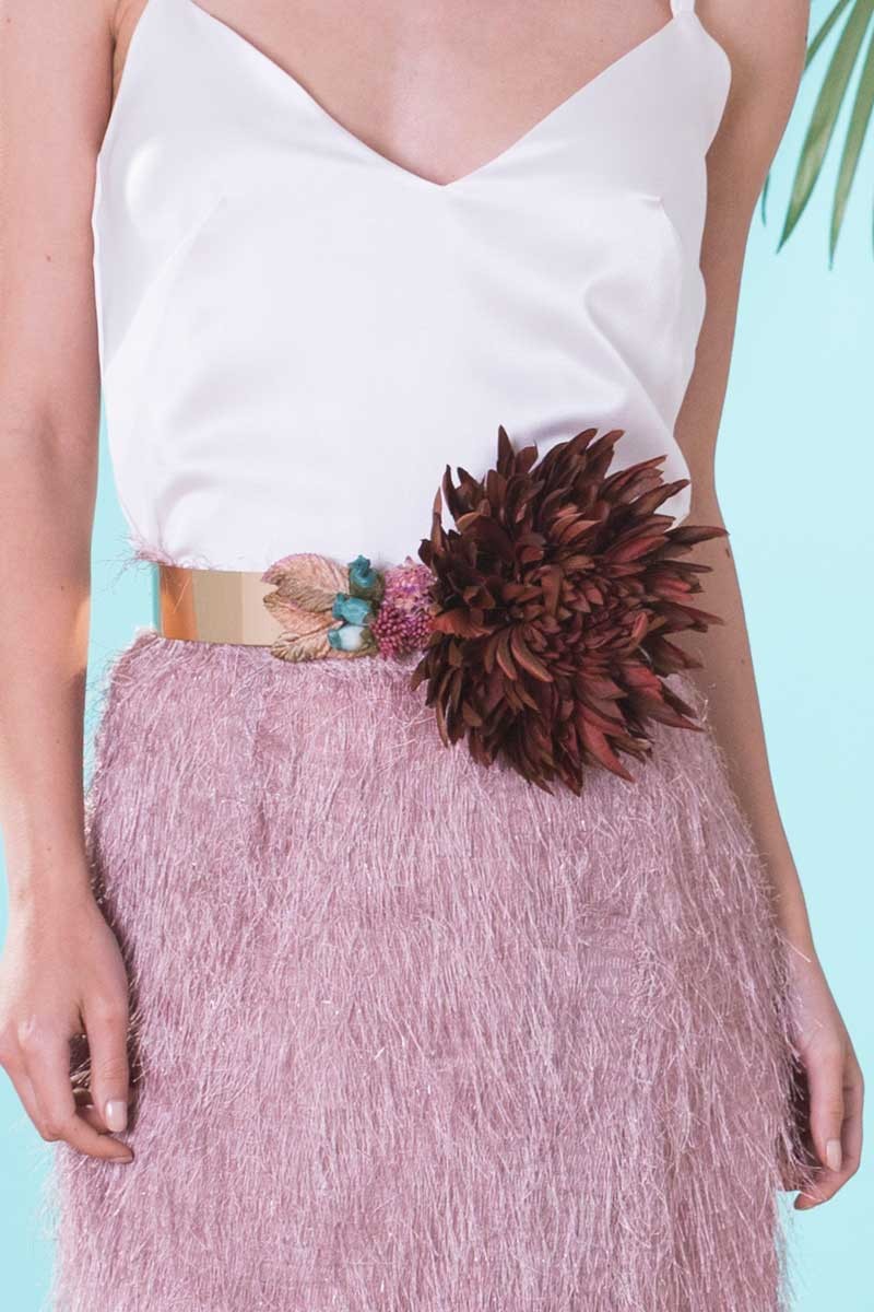 cinturon flor grande marron con flores azules y hojas doradas rosa ocre complemento ideal apparentia