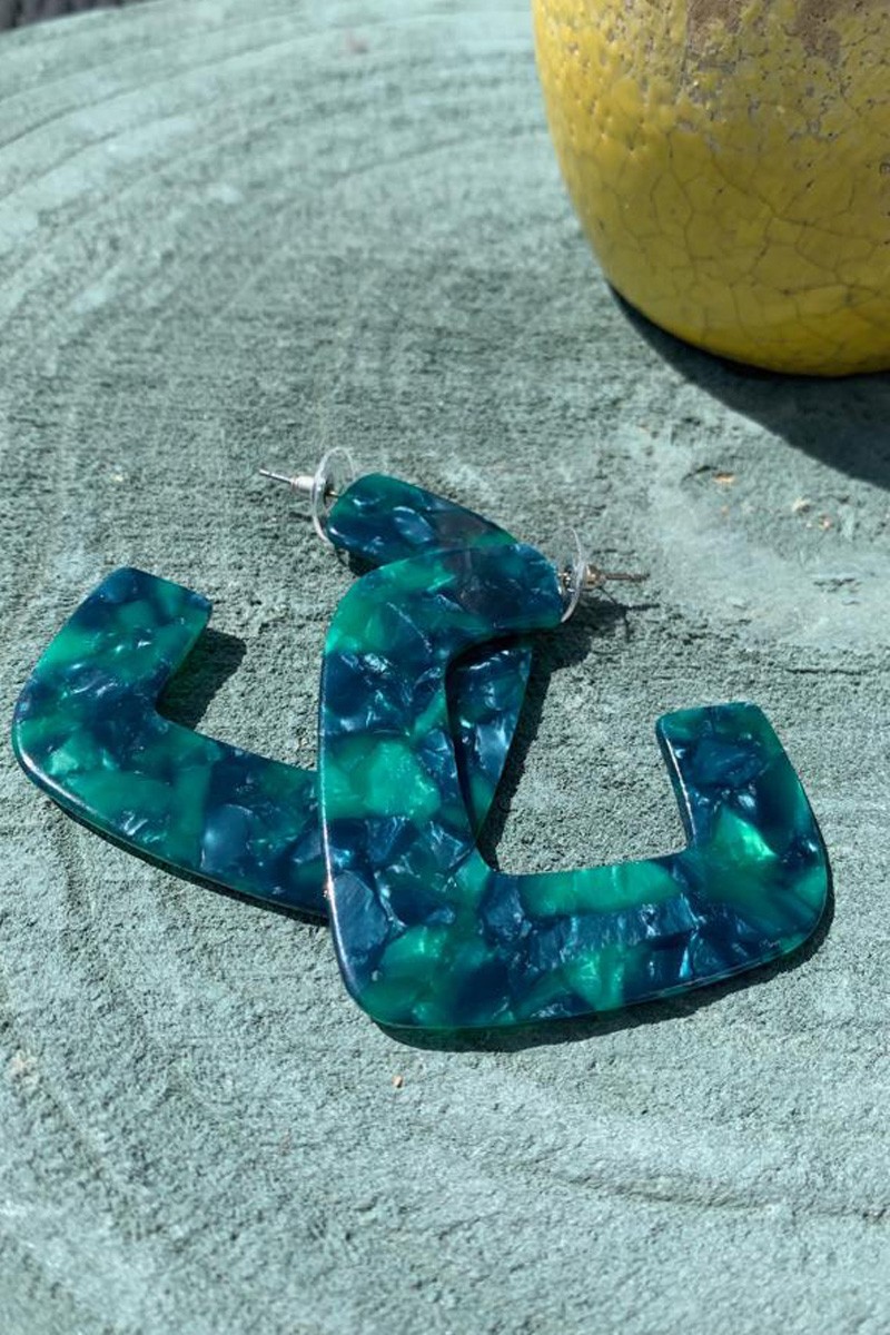 comprar online pendientes  estampado en tonos verdes y azules  con forma de C mayuscula para invitadas eventos fiesta bodas graduaciones apparentia