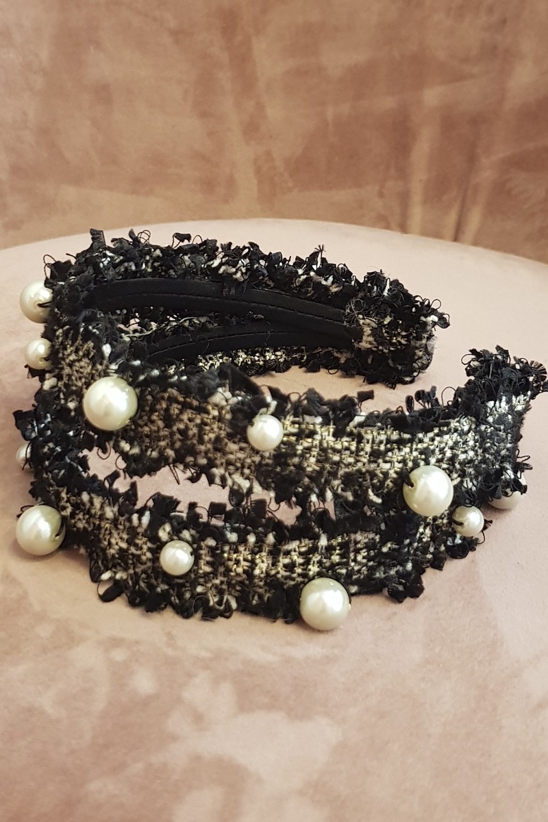  online diadema chanel en tweed negro y dorado con perlas para invitadas a boda, bautizo, graduacion o fiesta