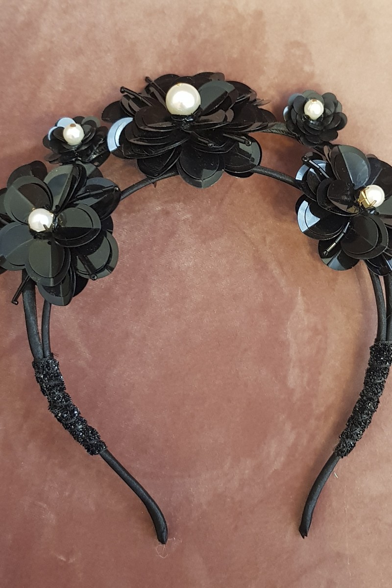 tocado comprar online Diadema corona de flores negras de lentejuelas en 3D para invitada a boda, fiesta, evento confeccionada por Lola Sevares para Apparentia