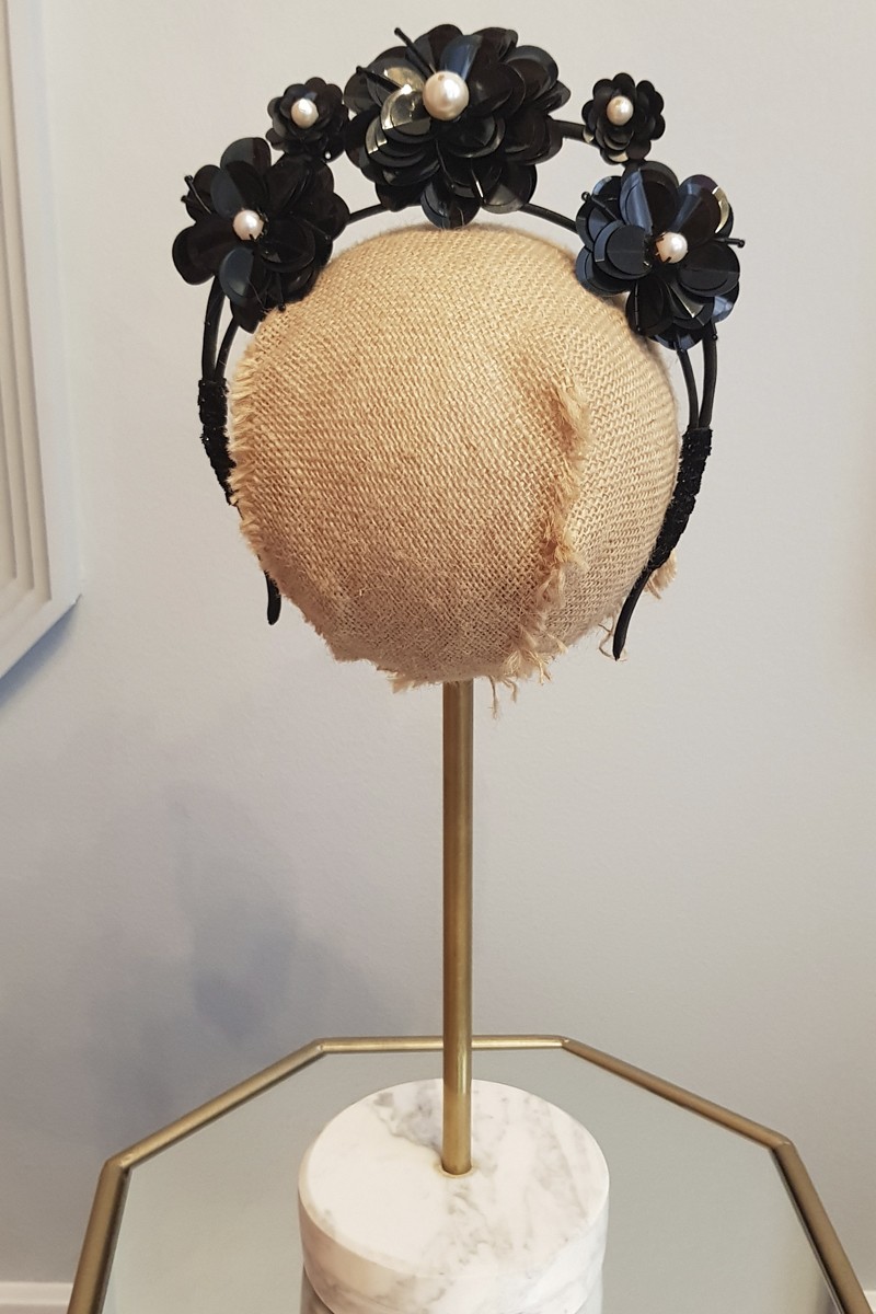Diadema corona de flores negras de lentejuelas en 3D para invitada a boda, fiesta, evento confeccionada por Lola Sevares para Apparentia online