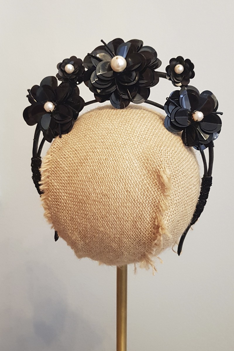  Diadema corona de flores negras de lentejuelas en 3D para invitada a boda, fiesta, evento confeccionada por Lola Sevares para Apparentia