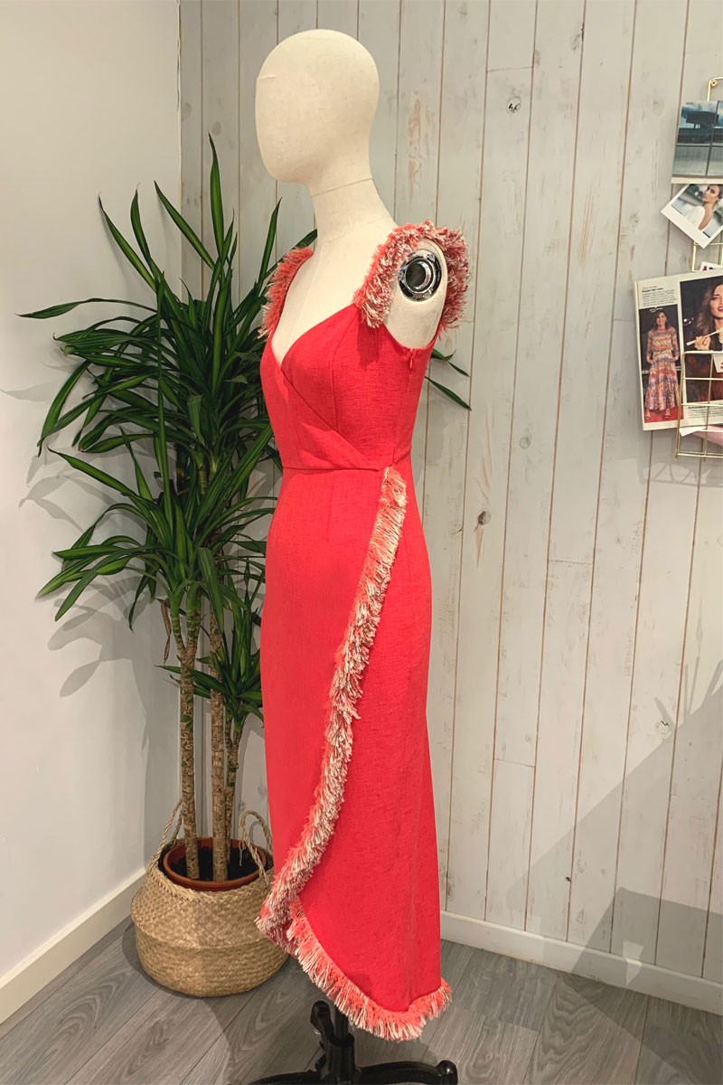 vestido rojo fresa con falda asimetrica con flecos de apparentia para invitadas boda fiesta